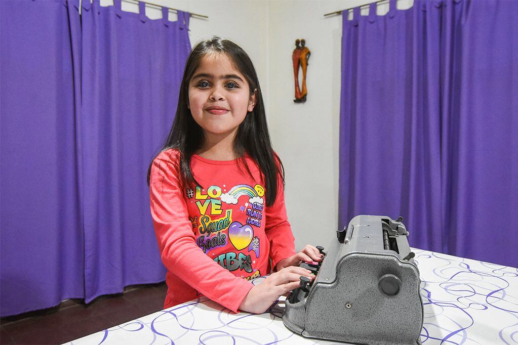 Tiziana tiene 9 años, padece de Retinopatia de grado 5 y necesita una maquina para escribir en sistema Braile y una computadora para poder estudiar mejor. Foto: Mariana Villa / Los Andes
