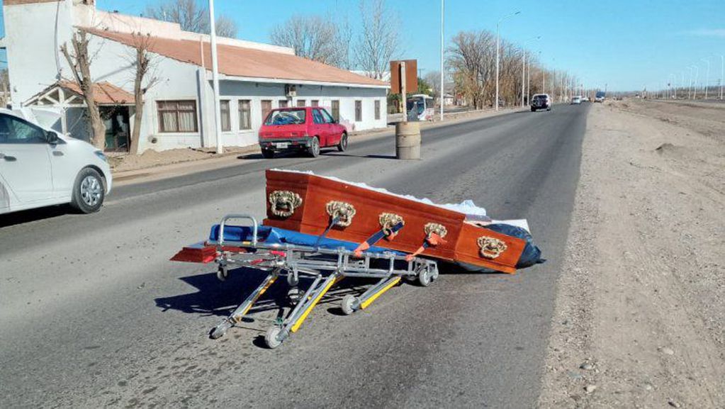 Un coche fúnebre perdió un ataúd con el cadáver en su interior.