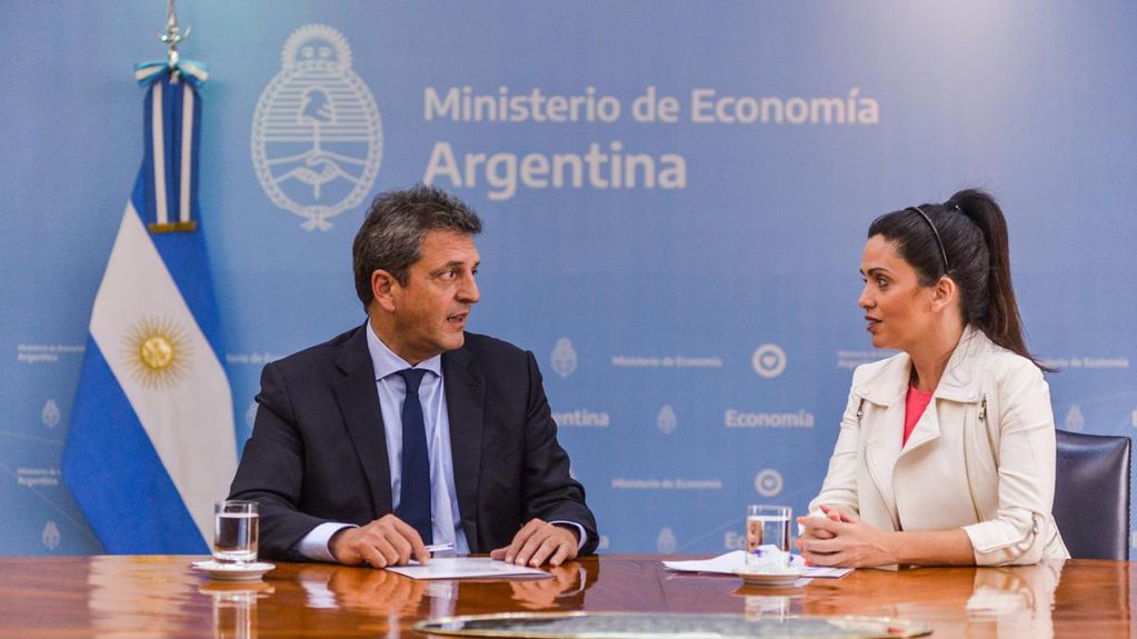 ministro de Economía, Sergio Massa y la directora ejecutiva del PAMI, Luana Volnovich / Foto: Prensa de Economía.