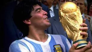 Diego Maradona con la Copa del Mundo en México 1986 (Foto: AP / Archivo).