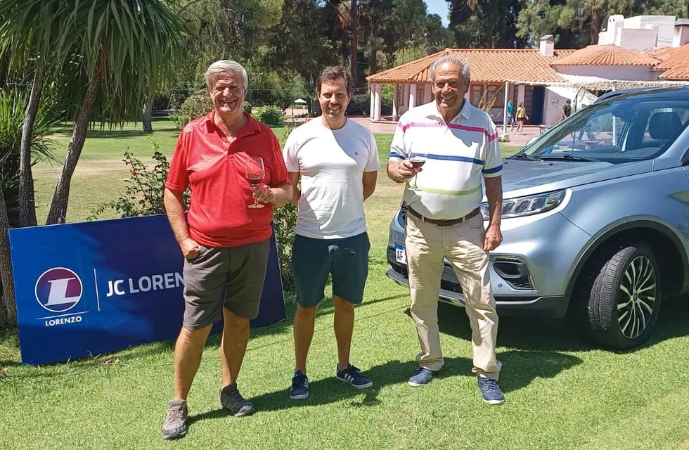 Gustavo Cañada (Capitán del Club), junto Lucas Melián (gerente de relaciones públicas) y Oscar Pérez Abad, el titular del Andino Golf Club. / Gentileza