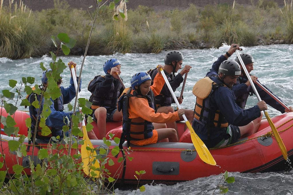 Un grupo de turistas hace rafting en el río Mendoza. Foto: Marcelo Rolland / Los Andes