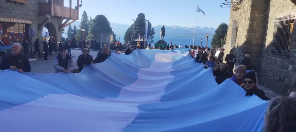 Vecinos de Bariloche realizaron un banderazo para que no trasladen el monumento de Roca. Foto: Diario Andino