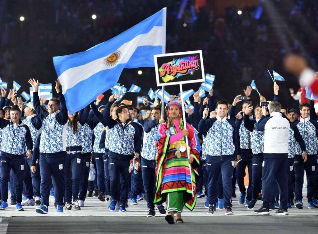 
Foto: AFP | La delegación argentina durante el Desfile de las Naciones en la ceremonia de inauguración de los Juegos Panamericanos de Lima 2019 en el Estadio Nacional de Lima.
   