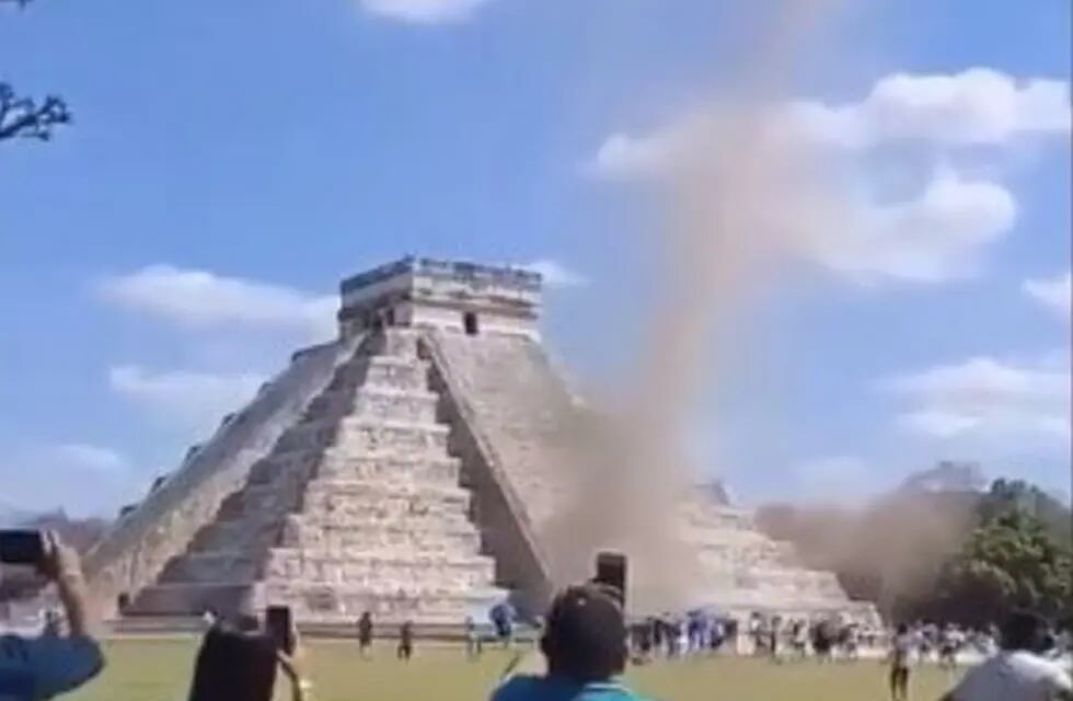 Sensación en Chichén Itzá de México por un tornado en la pirámide de Kukulcán