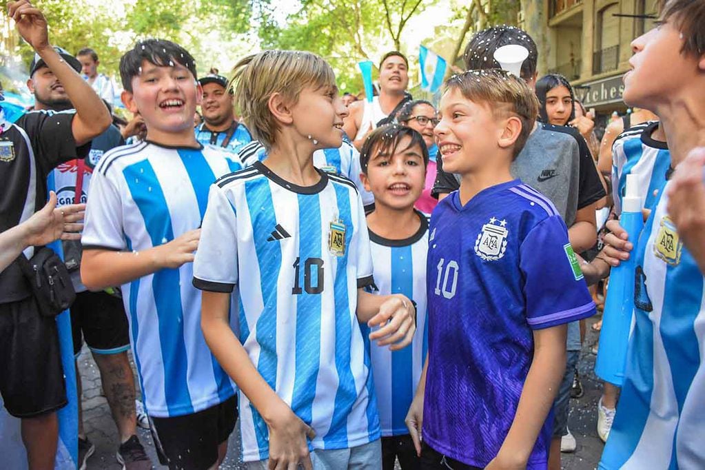 Los niños y su felicidad incomparable. Con Messi como bandera. / Mariana Villa - Los Andes
