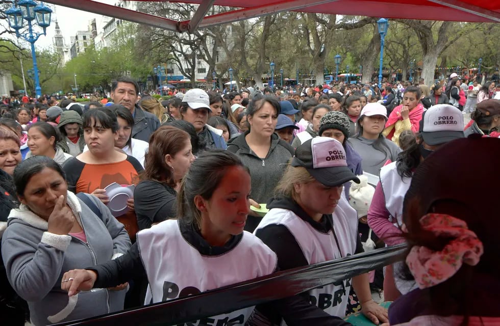 Acampe del Polo Obrero en Mendoza
Cientos de manifestantes del Polo Bobrero de Mendoza reclaman por aumentos en planes sociales y posibilidades de trabajo mientras acampan en la Plaza Independencia
Foto: Orlando Pelichotti/ Los Andes