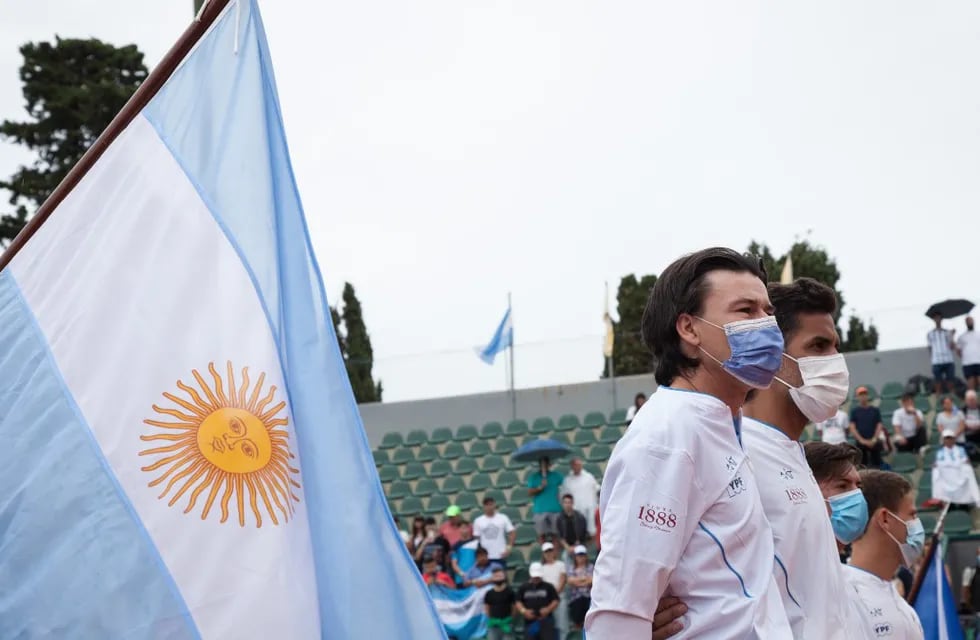 La bandera celeste y blanca en la serie de Copa Davis. Guillermo Coria, emocionado. / Gentileza.