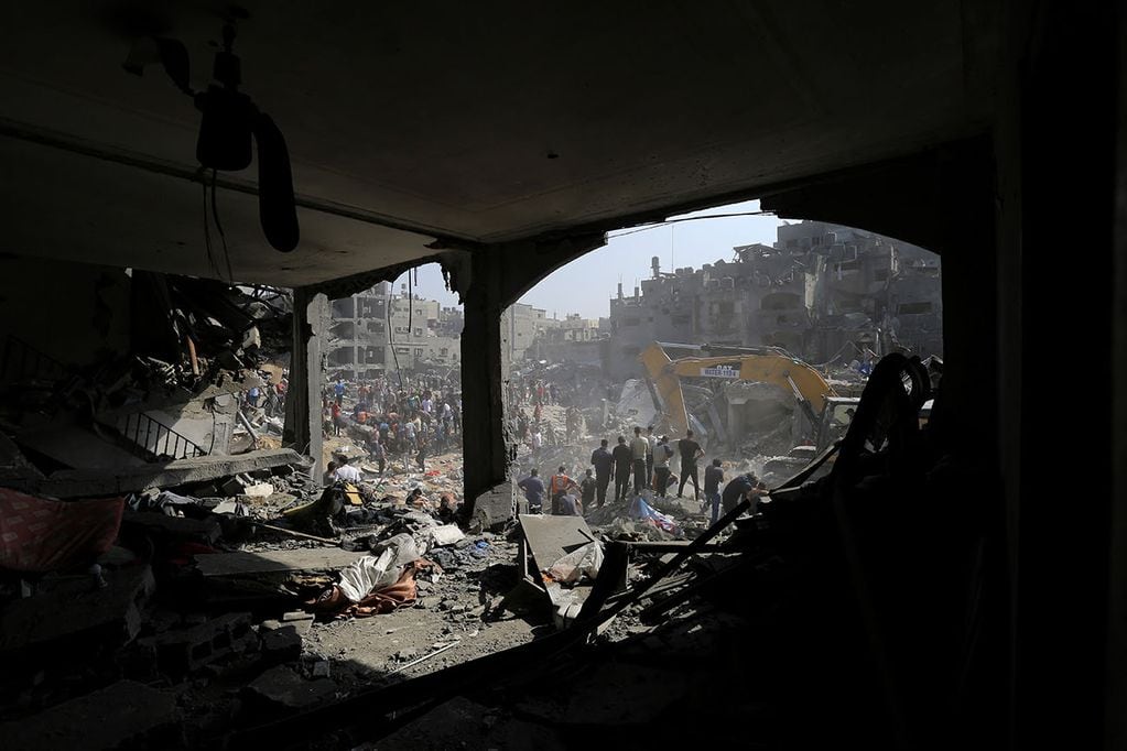 Palestinos trabajan entre los escombros de edificios que fueron blanco de ataques aéreos israelíes en el campo de refugiados de Jabaliya, en el norte de la Franja de Gaza, el miércoles 1 de noviembre de 2023. (Foto AP/Abed Khaled)