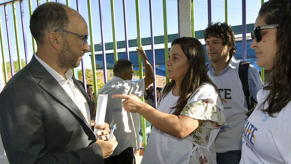 El Director General de Escuelas, José Thomas, junto a Carina Sedano, titular del Sute, quien denunció la falta de reemplazos de suplencias en todos los niveles.