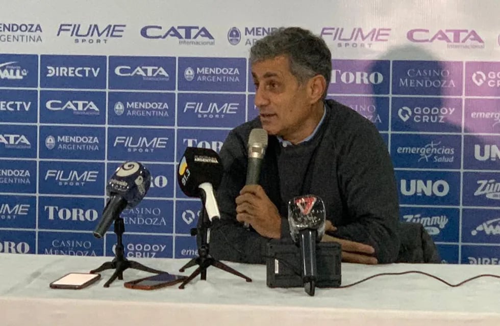 El presidente del Tomba José Mansur habló en conferencia de prensa y aseguró que seguirán trabajando por el estadio Feliciano Gambarte. / Gentileza: Argentina FC.