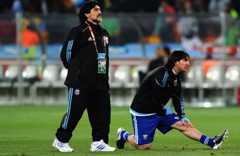 Maradona DT y Messi, ídolo y capitán, durante el Mundial de 2010. / Gentileza.