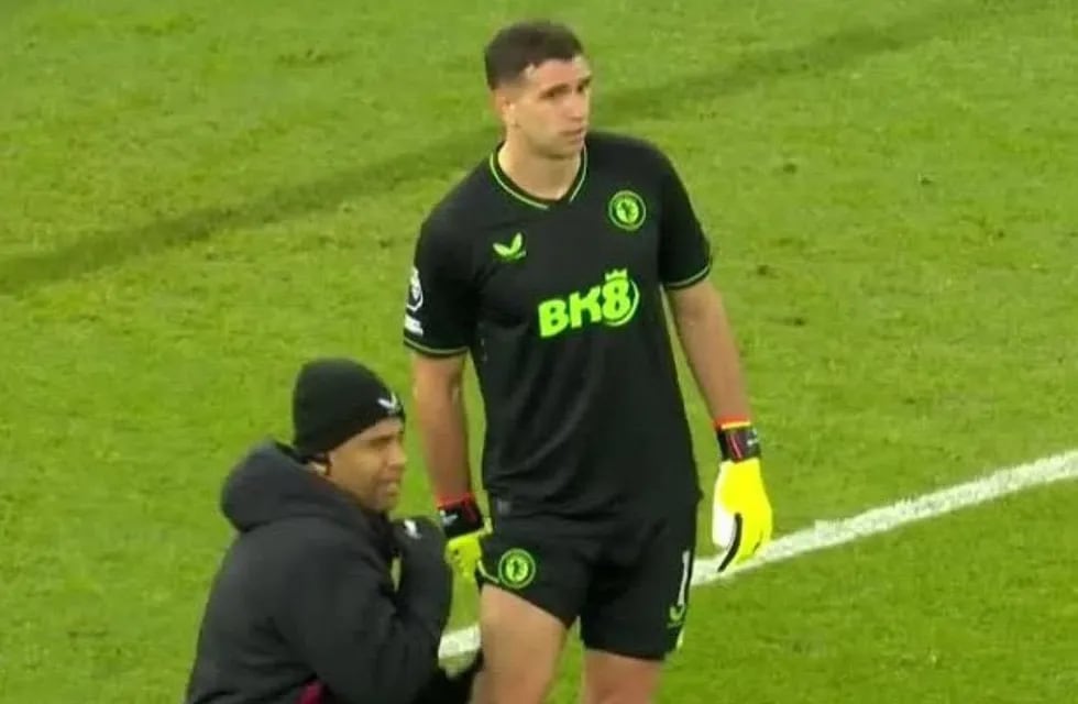 Emiliano Martínez salió lesionado en el encuentro del Aston Villa ante el Chelsea por la jornada 35 de la Premir League. (Captura de pantalla)
