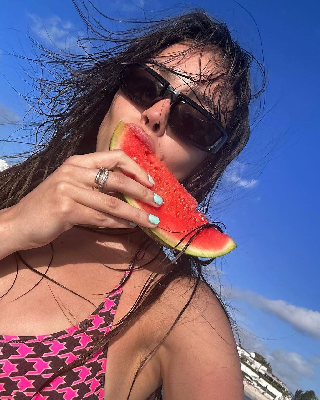 Danna Paola disfruta de sus días libres en la playa