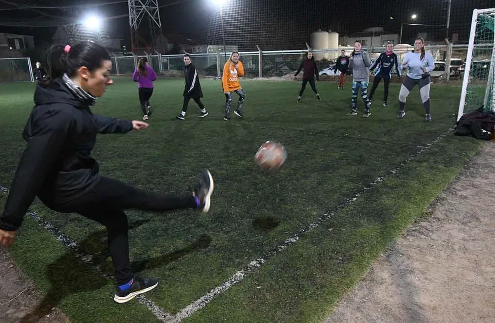 El aumento de mujeres que juegan a la pelota por hobby es un hecho que confirman también los dueños de los complejos de canchas. | Foto: José Gutiérrez / Los Andes