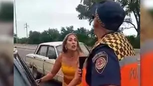 A los gritos, una mujer agredió a policías que intentaron multarla y lleva dos días presa