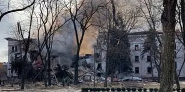 Video: Ucrania denunció que el ejército ruso bombardeó un teatro lleno de refugiados