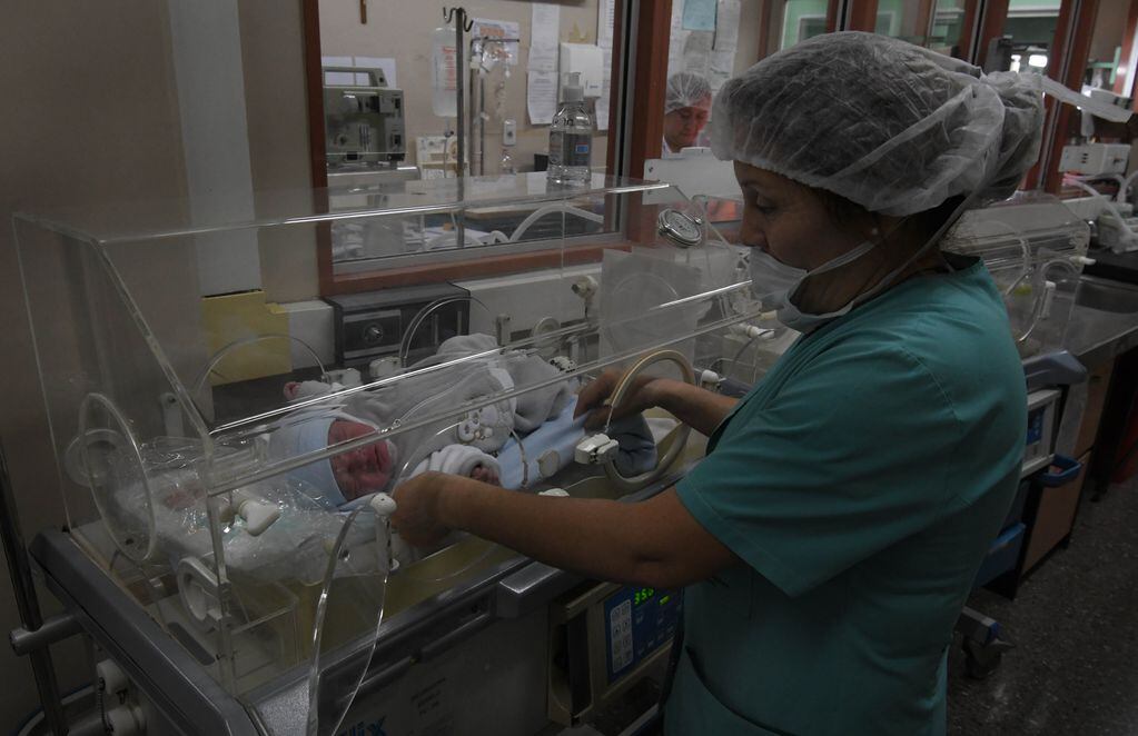 La enfermera María del Carmen, trabaja en Neonatología del Hospital Lagomaggiore. Foto: Orlando Pelichotti / Los Andes