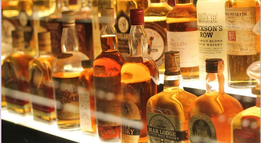  Colección de botellas de whisky escocés. (Sarah-Rose/Blogdistiller.com/DPA)