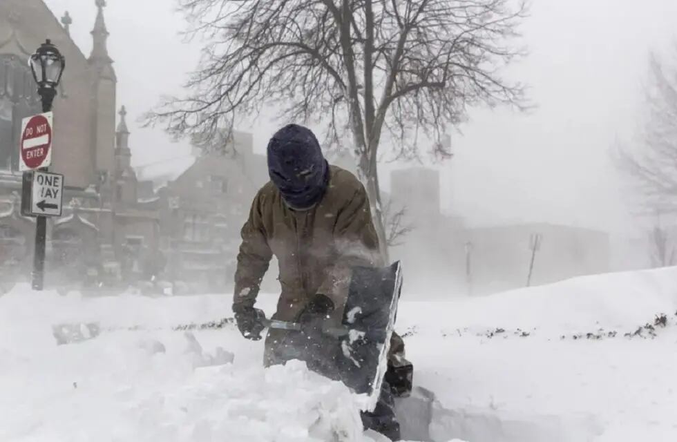 Un hombre retira con una pala la nieve acumulada en Búfalo durante la tormenta de invierno que afecta a gran parte de Estados Unidos (EFE)