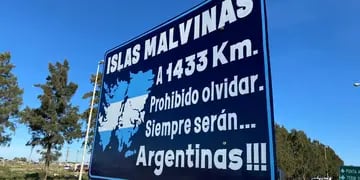 Malvinas: cartel en el acceso a Punta Alta