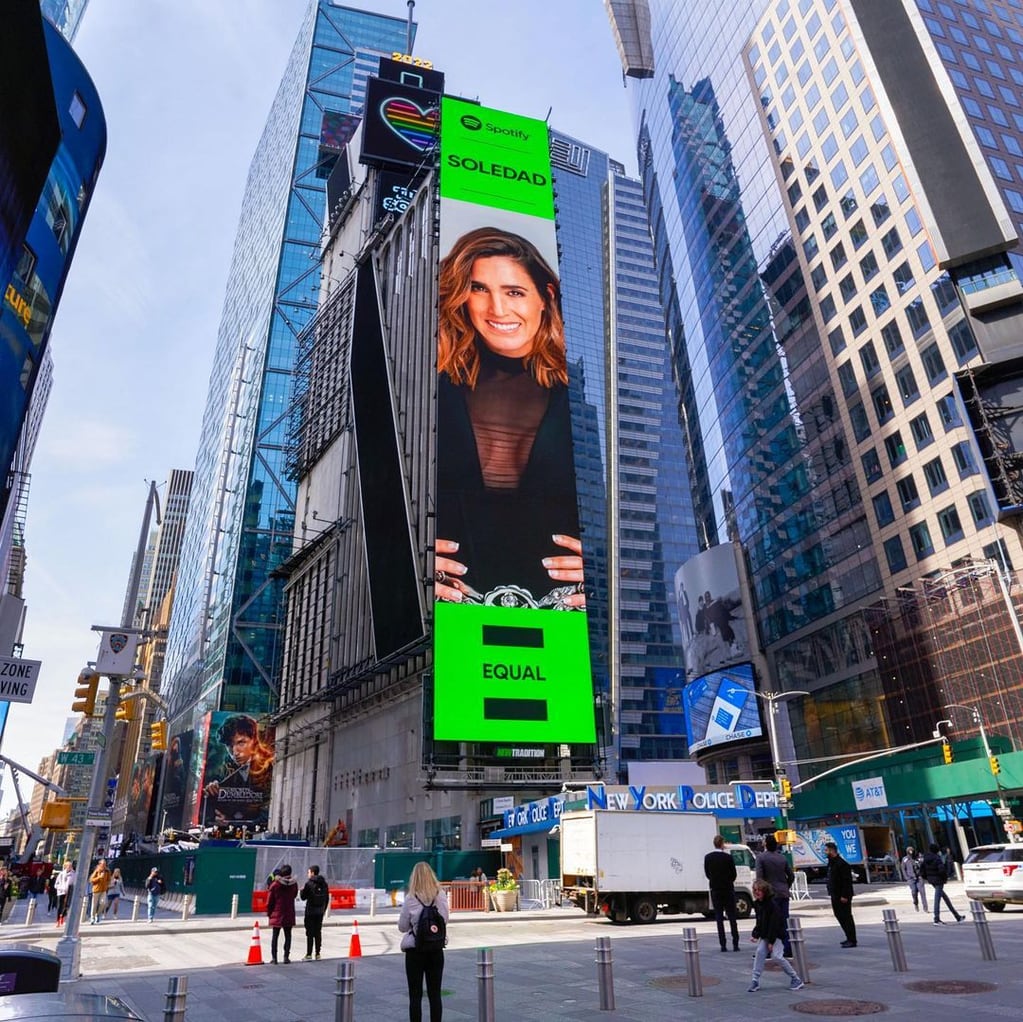 Soledad Pastorutti emocionada por su promoción en una de las pantallas de Nueva York.