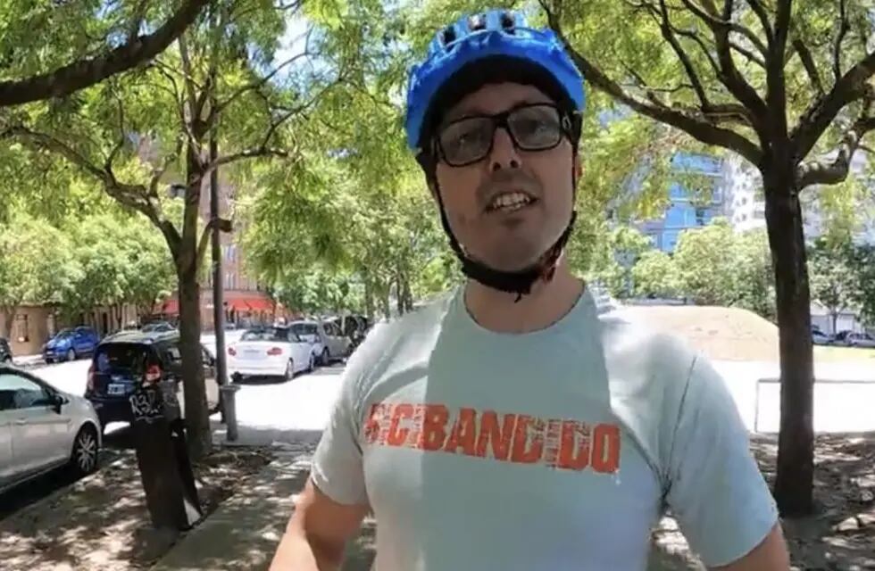 BiciBandido, el hombre que circula en bicicleta y choca autos en la ciudad de Buenos Aires.