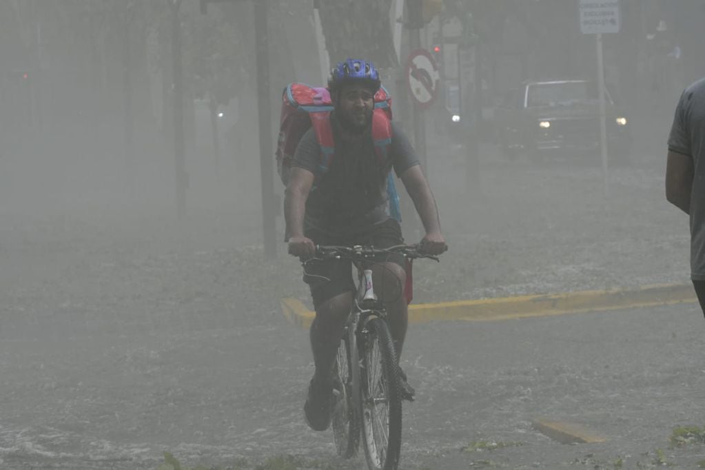 Fuerte tormenta e intensa caída de granizo en el Gran Mendoza, especialmente en Ciudad y en Godoy Cruz. Foto: Orlando Pelichotti