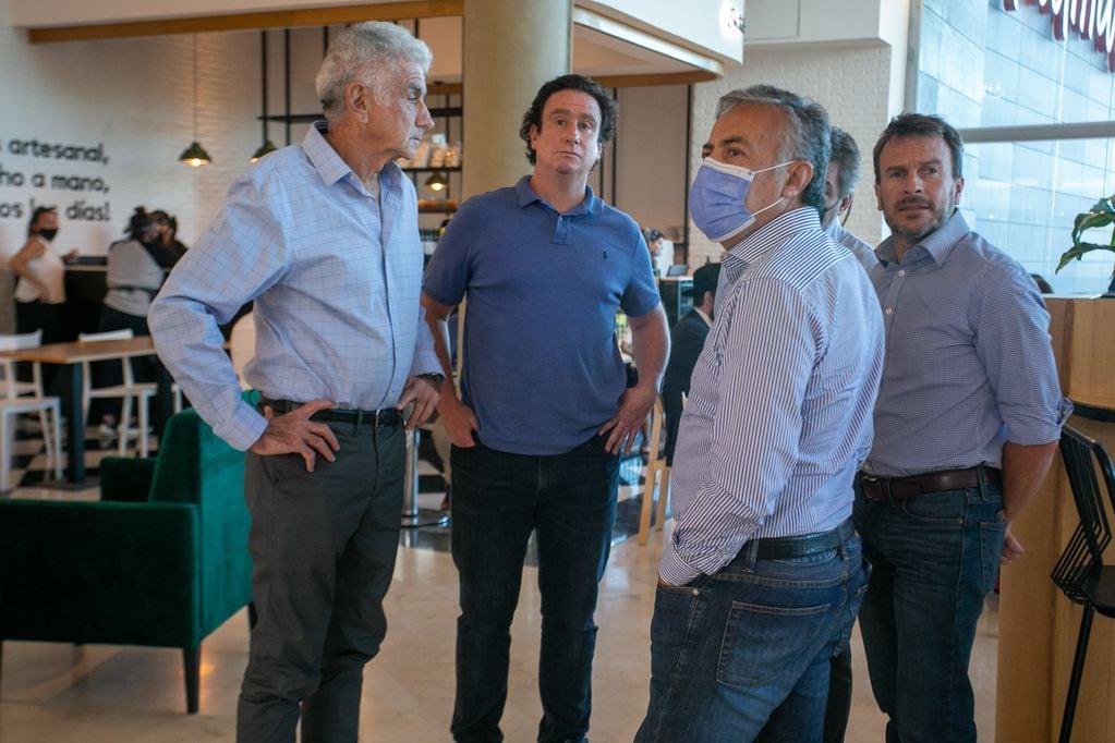 Alfredo Cornejo y Lisandro Nieri, junto a los empresarios de Palmares, Mario y su hijo Julián Groisman.