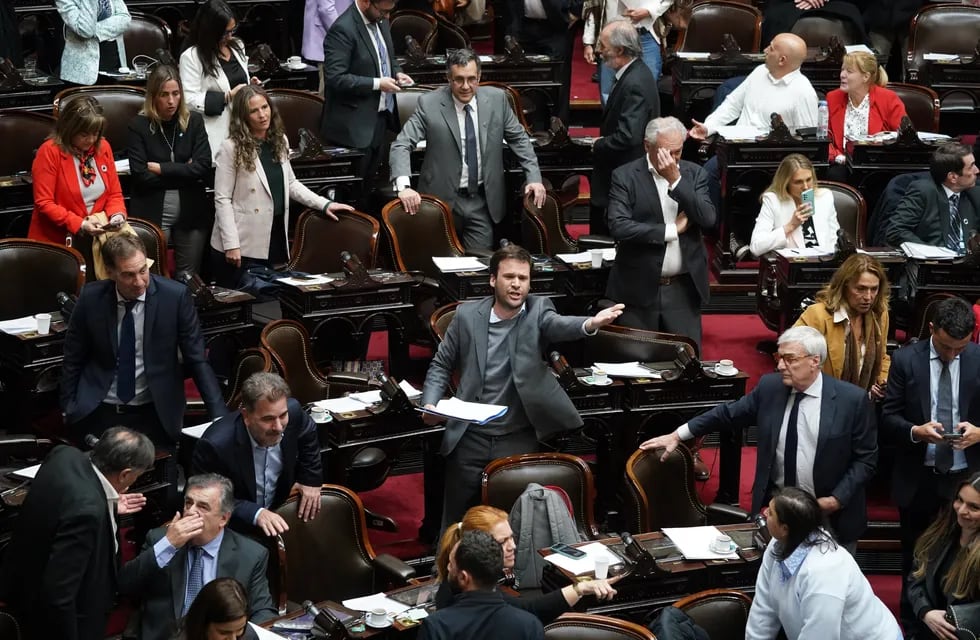 Diputados de Juntos por el Cambio en la sesión de la Cámara de Diputados por la reforma del impuesto a las Ganancias (Foto: Clarín)