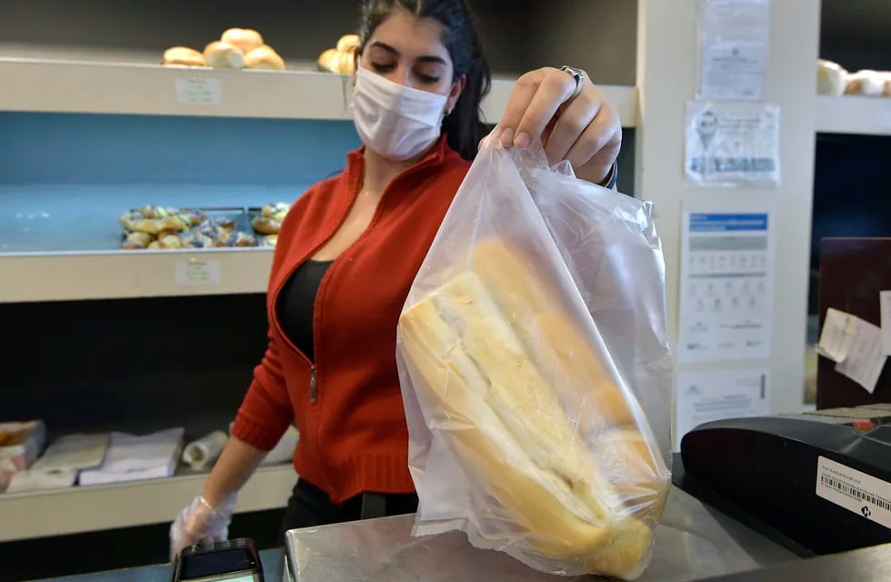 El costo del harina movilizó un pronunciamiento de la Federación Argentina de panaderos, que impactará en los mostradores de Mendoza. Foto: Orlando Pelichotti / Los Andes