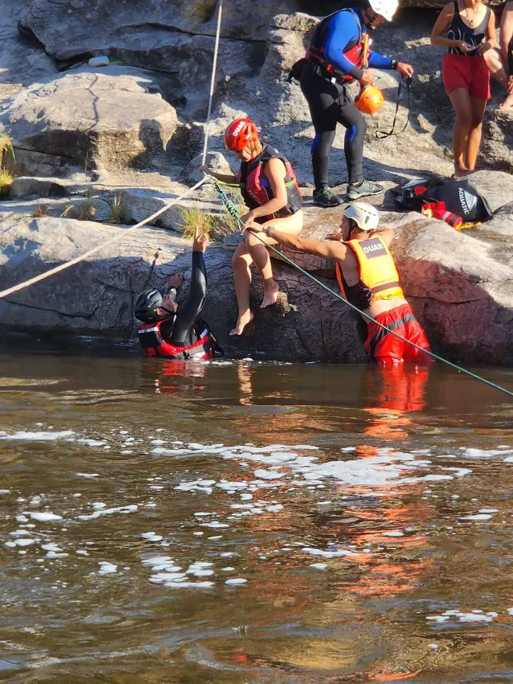 Las personas debieron cruzar el río sujetados a una soga y protegidos por un chaleco salvavidas.