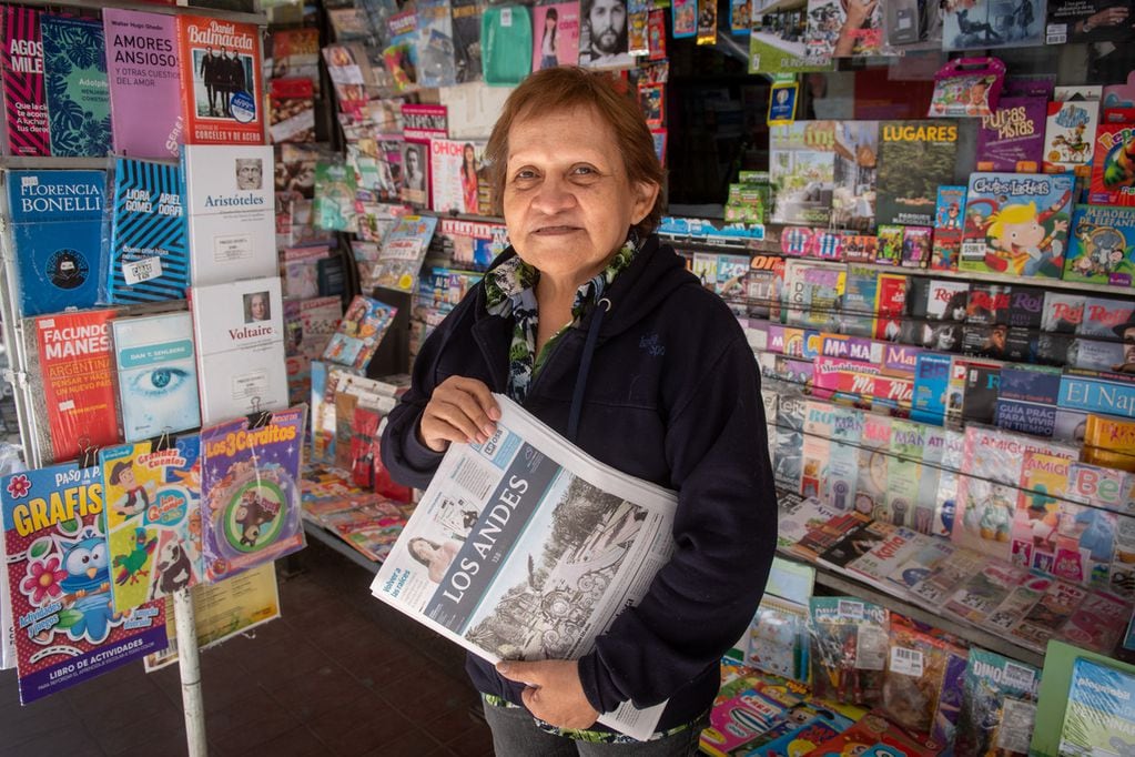 La canillita Isabel Honor tiene su kiosco en San Martín casi Peatonal Sarmiento hace más de 40 años. - Ignacio Blanco / Los Andes