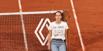 Susto en Roland Garros: una chica interrumpió la semifinal, se encadenó y dio mensaje ambientalista