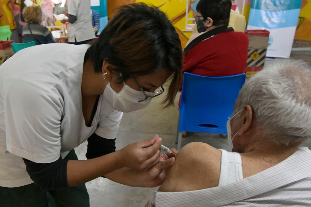 Los mayores de 65 años se cuentan entre quienes pueden acceder a la vacuna antigripal de manera gratuita. Foto: Orlando Pelichotti / Los Andes