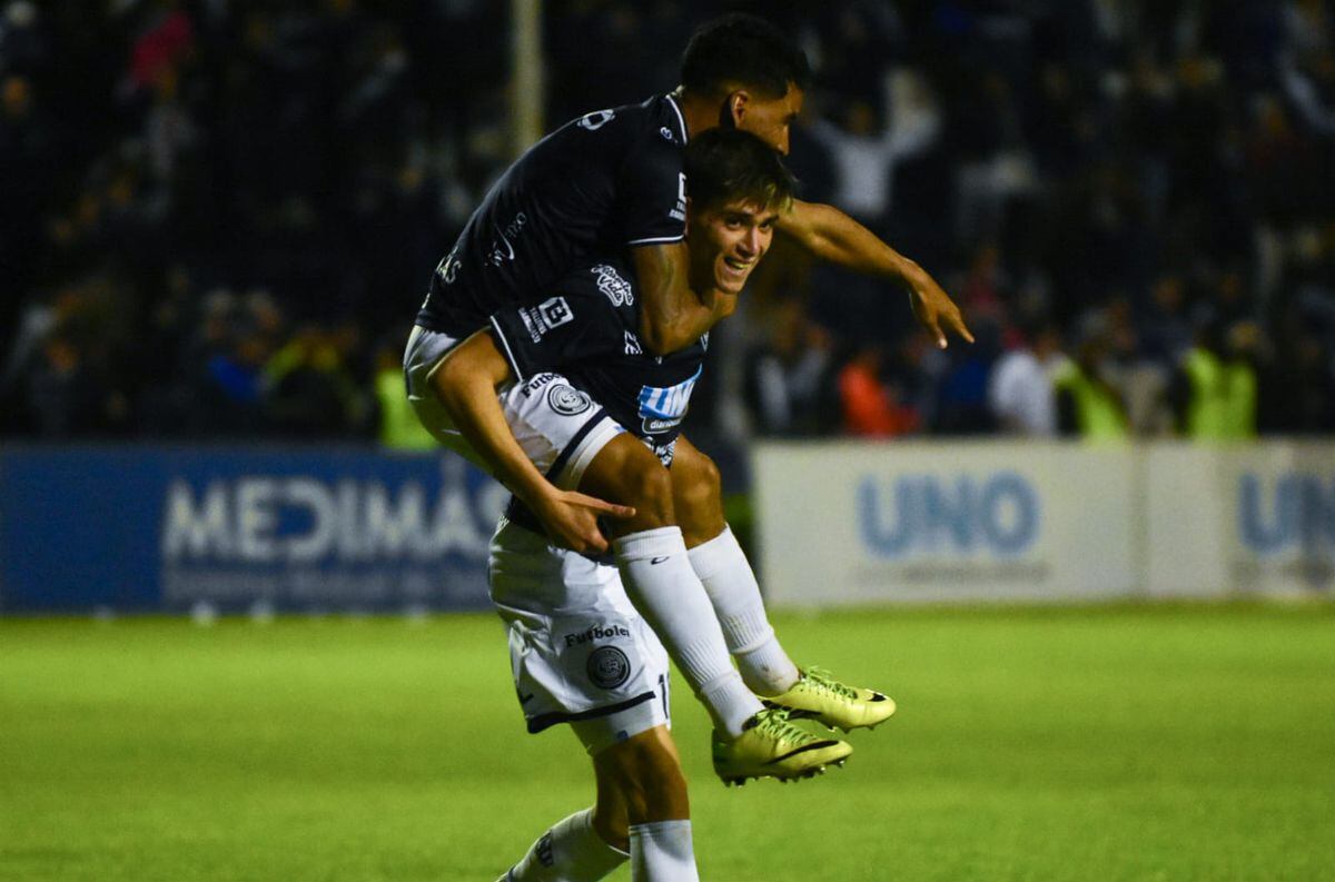 Lucas Ambrogio festeja el segundo gol de Independiente Rivadavia ante Deportivo Madryn. / Mariana Villa.