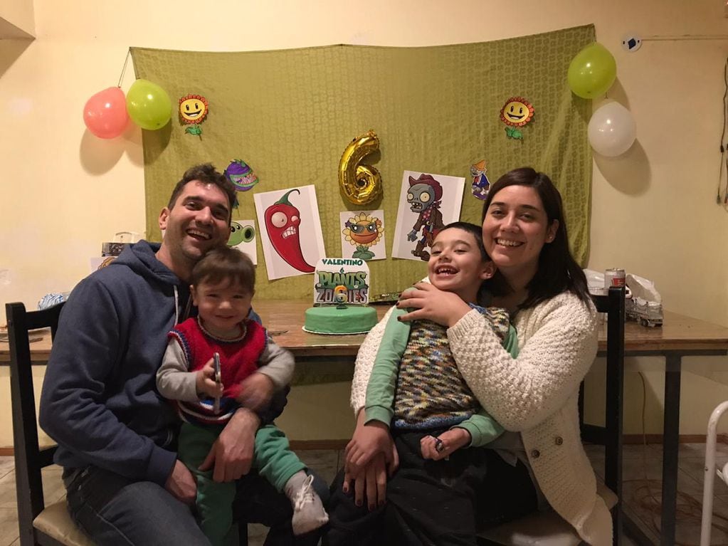 Valentino, sus padres -Cristian y Natalí- y su hermanito Vicente, felices en los preparativos del "zoompleaños".