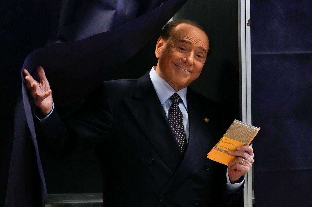 En esta imagen de archivo, Silvio Berlusconi, líder del partido populista de centroderecha Forza Italia, sale de una cabina de votación, en Milan, Italia, el 25 de septiembre de 2022. (AP Foto/Antonio Calanni, archivo)