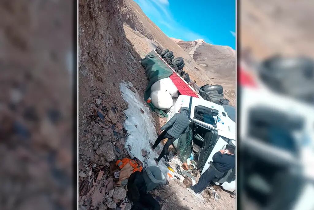 Impactante vuelco de un camión en alta montaña: pérdidas totales