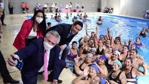 Aquagym. Alberto Fernández, durante su visita a una clase de gimnasia acuática en la localidad de Tortuguita. (Twitter @Noecorrea_ok)
