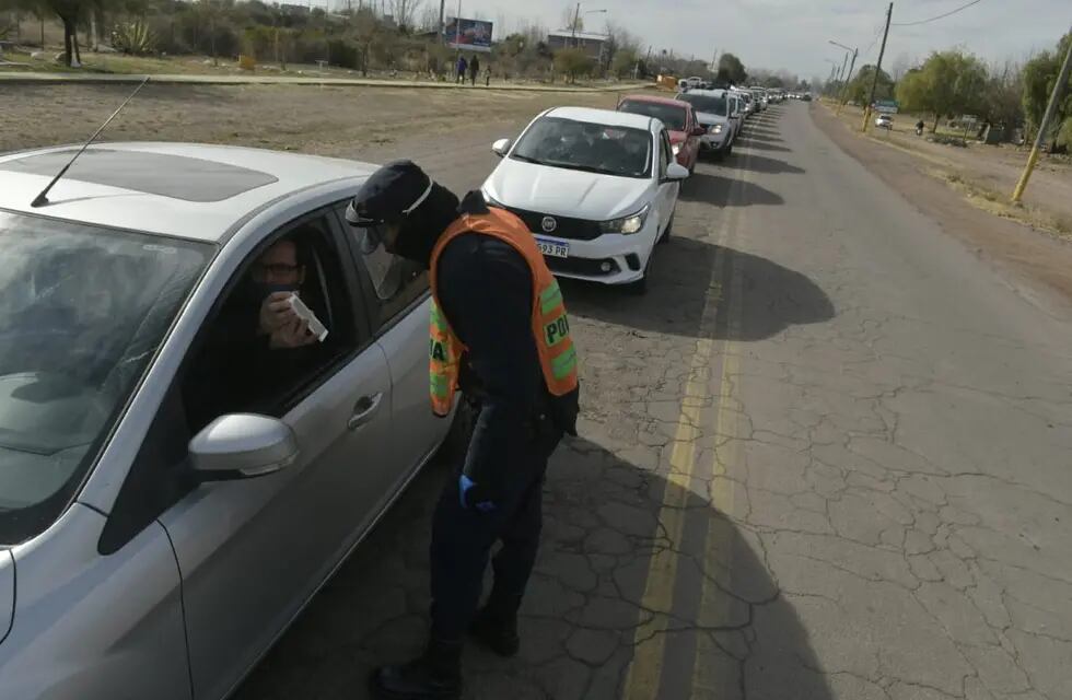 Los controles de tránsito se extendieron a todo el territorio provincial, entre el jueves y ayer. Foto: Orlando Pelichotti/ Los Andes