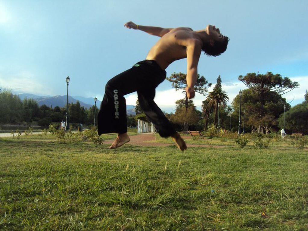 El mendocino que estuvo muerto durante 10 minutos para quien realizan un festival solidario. Aquí, practicando una de sus pasiones: la capoeira.