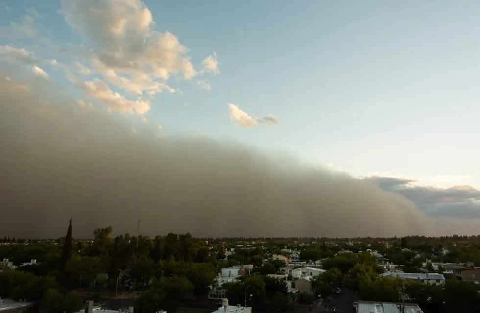 Fotos y videos: la impresionante nube de polvo que ayer “devoró” a Mendoza
