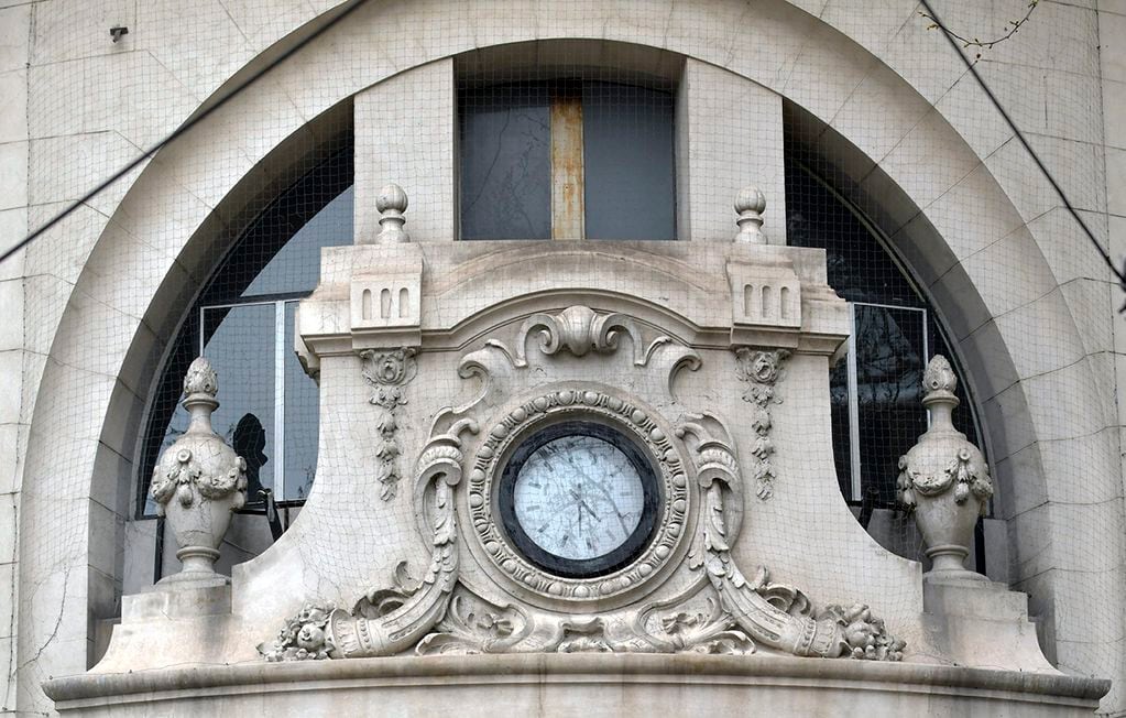 Reloj del ex Banco Mendoza, actualmente es el Espacio Contemporáneo de Arte (ECA), en 9 de Julio y Gutiérrez.  Foto: Orlando Pelichotti