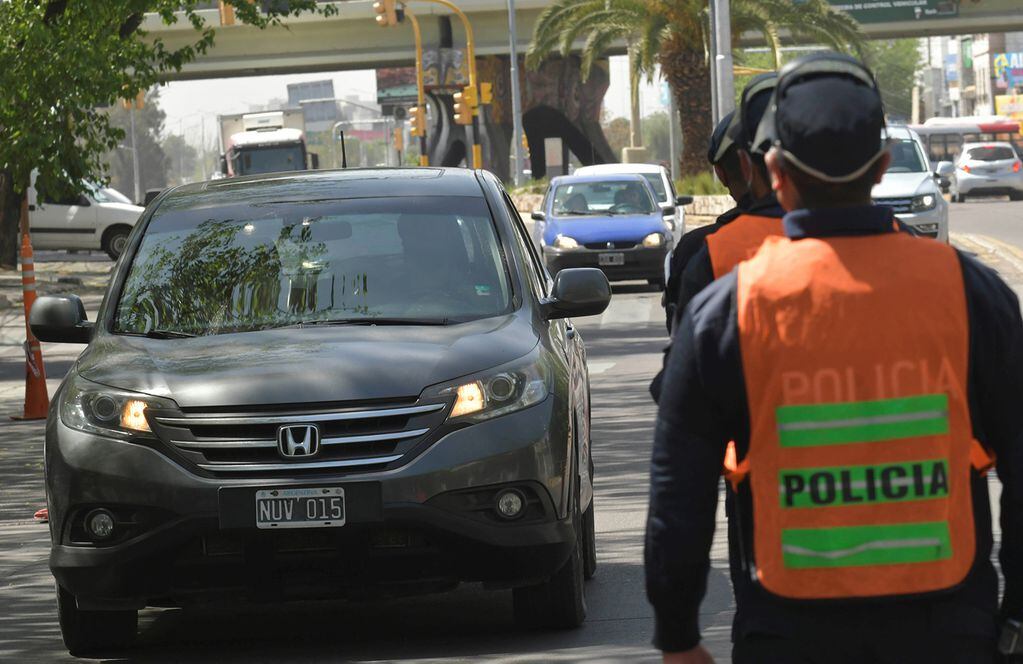 Policía de Mendoza controla el ingreso de autos en la avenida José V. Zapata.
