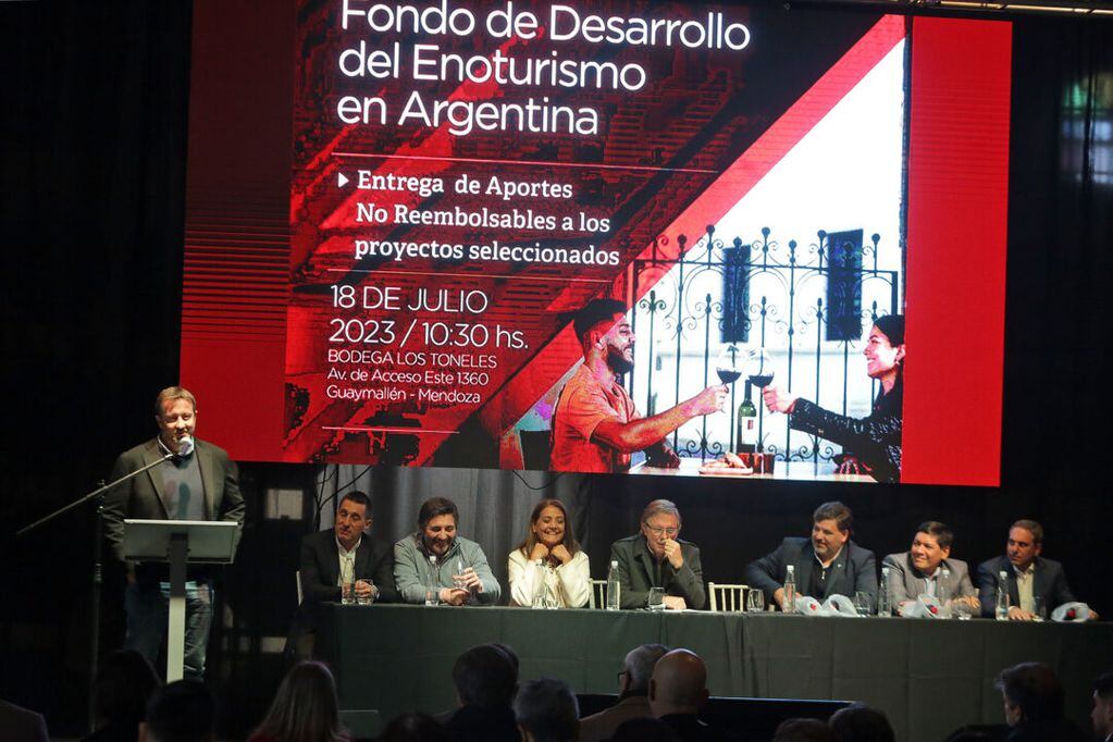 Mario González en la entrega de aportes del Fondo de Desarrollo del Enoturismo.