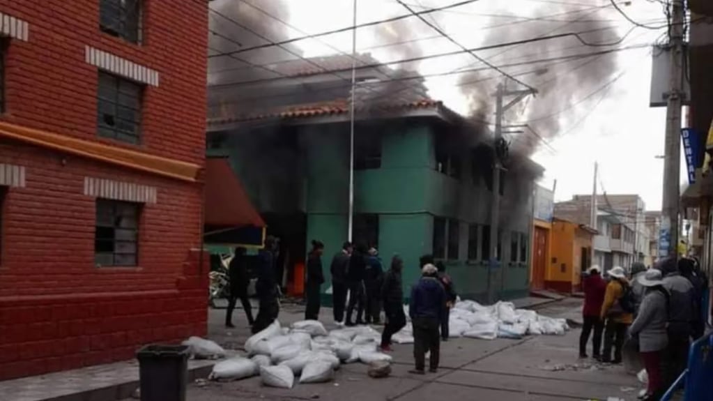 Manifestantes incendiaron una comisaría en la ciudad de Ilave, tras la muerte de un manifestante. Foto: Facebook/Prensa Libre Ilave
