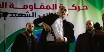 Video: tras el alto al fuego, el líder de Hamás posa con un niño sosteniendo un fusil