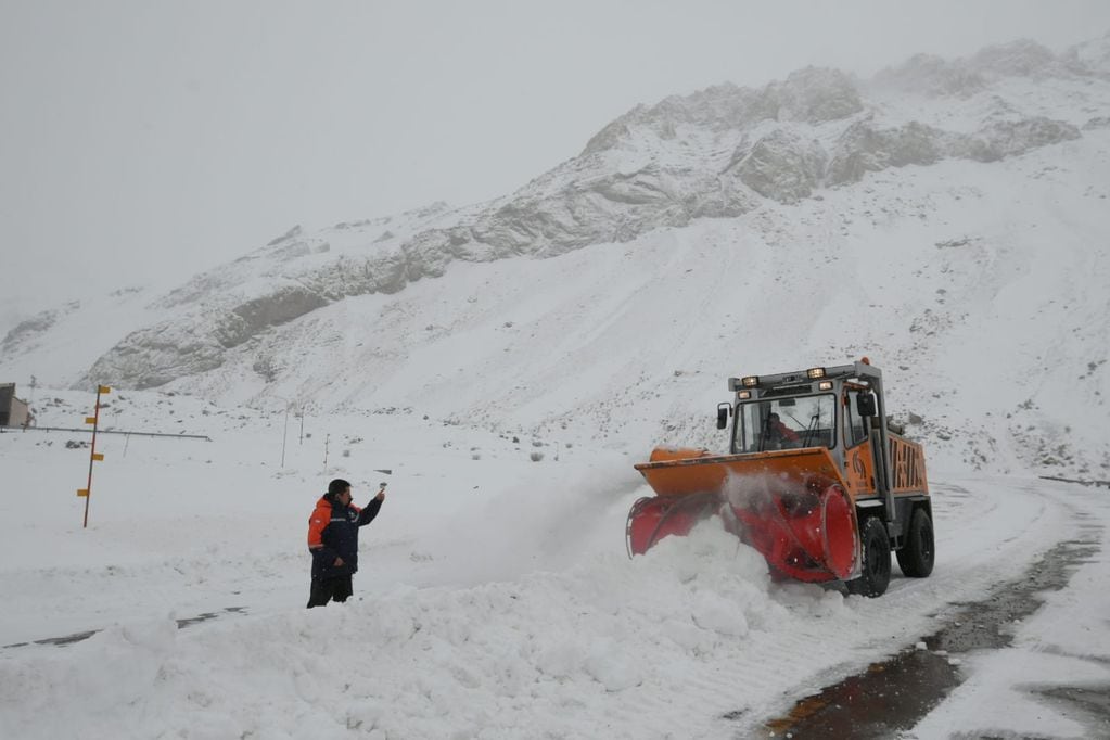 Continua el paso a Chile cerrado por las intensas nevadas. Ignacio Blanco / Los Andes