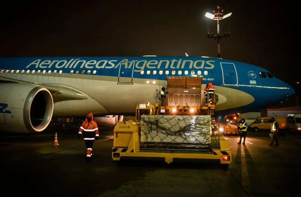El avión de Aerolíneas Argentina con las vacunas Sputnik V que llegó el 24 de diciembre a Ezeiza - Foto: Presidencia de la Nación